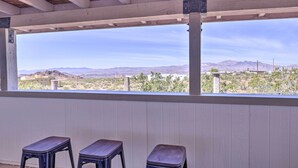 A covered outdoor area with wooden beams and a view of a desert landscape. - Rustic Bullhead City Retreat w/ Porch & Views (Bullhead City)