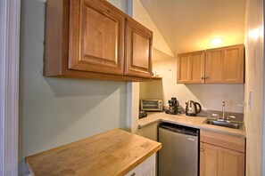 Microwave, oven, stovetop, dishwasher - Balcony Studio Suite on Tucson Equestrian Estate! (Tucson)