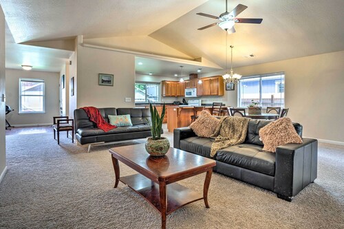 Grants Pass Home: 1 Mi to Downtown & Rogue River!