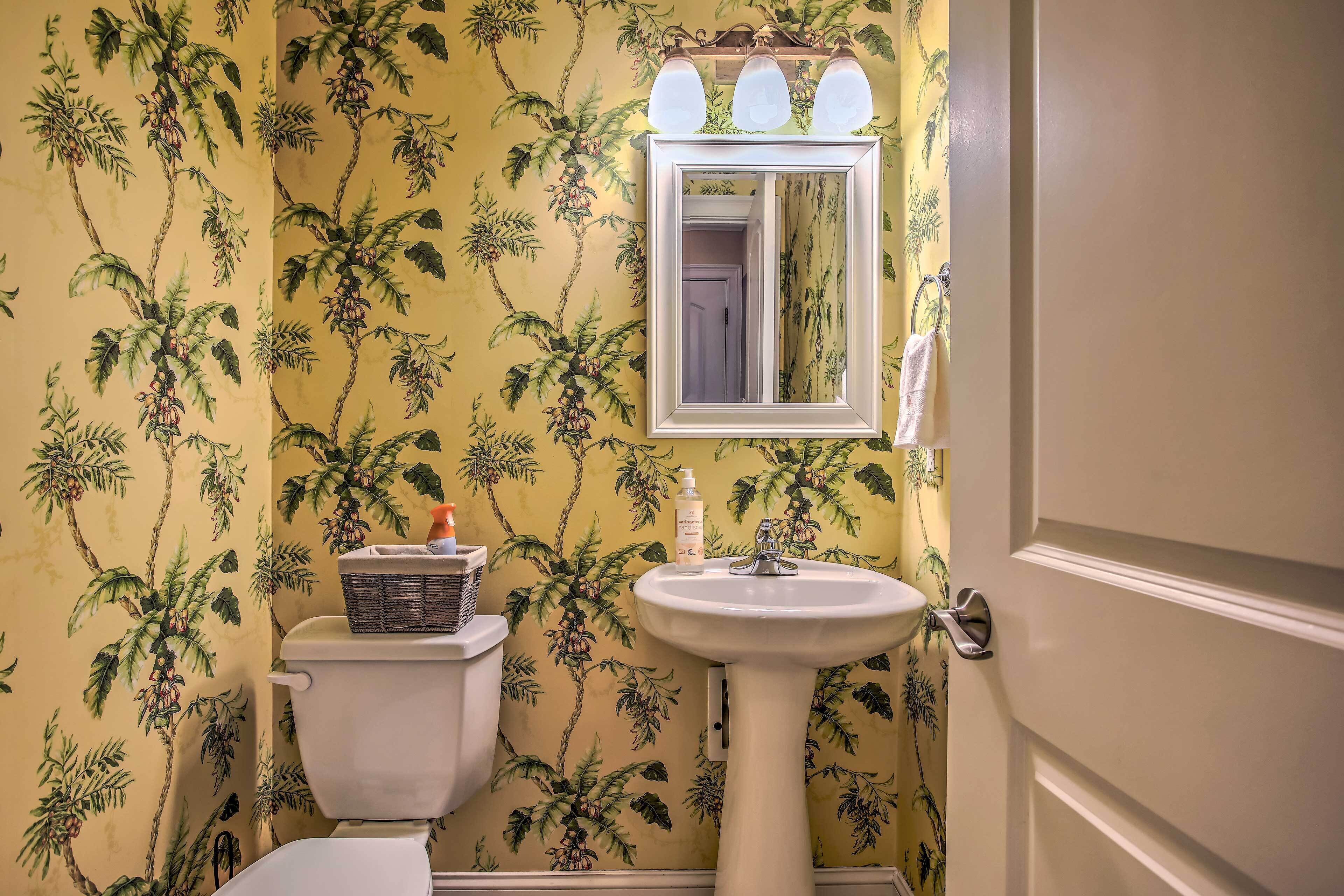 Une salle de bain avec des toilettes, un lavabo et un miroir.