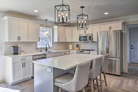 Interior. Retreat w/ Deck ~ 9 Mi to Downtown Springfield