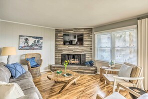 House (4 Bedrooms) | Interior - Waterfront Home w/ Decks, Privacy & Boat Slip (Supply)