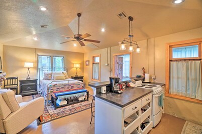 Enchanting Hilltop Cottage in Medicine Park!