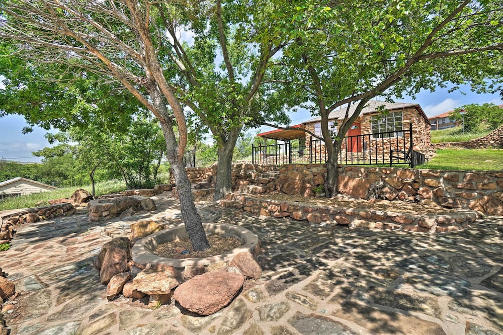 Enchanting Hilltop Cottage in Medicine Park! - Wichita Mountains Wildlife Refuge, OK