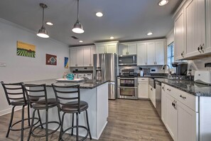 House (2 Bedrooms) | Interior - Gulfport Bungalow by Jones Park/beach Access! (Gulfport)