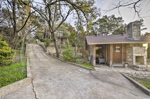 House (4 Bedrooms) | Interior - Bright n Breezy Waterfront Lake Granbury Getaway! (Granbury)