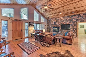 Interior - < 3 Mi to Pinetop Country Club: Luxe Cabin w/ Deck (Pinetop)