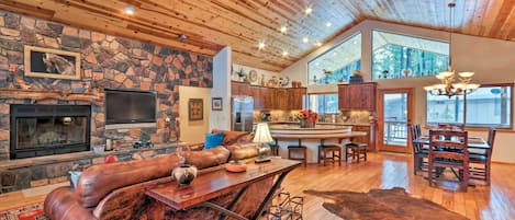 Casa (3 Bedrooms) | Área de sala de estar | Chimenea y reproductor de DVD
