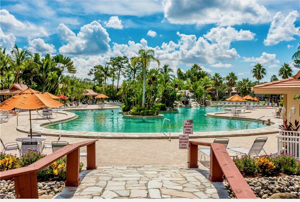 Falling Water Davis 5 miles from Downtown, Largest Resort Pool in all of Naples 