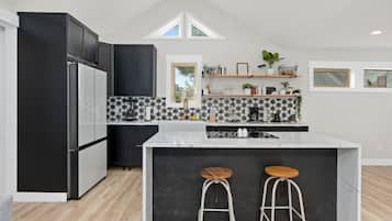 Refrigerador, microondas, horno y parrilla de estufa