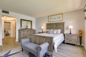 Apartment (2 Bedrooms) | Interior - Covered Lanai & Waterfront View: Cape Coral Condo (Cape Coral)