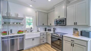 House (3 Bedrooms) | Private kitchen | Microwave, oven, stovetop, dishwasher