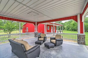 Terrace/patio - Rural Family Retreat < 3 Mi to Fishing & Boating! (Higden)