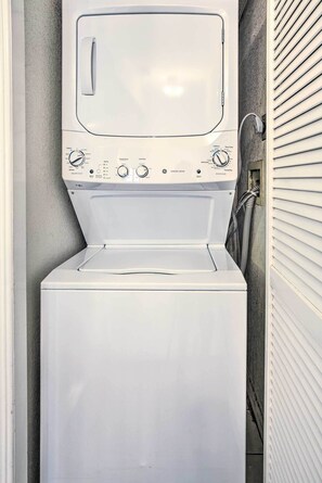 Apartment (2 Bedrooms) | Interior - Bright Burbank Condo < 2 Mi to Griffith Park! (Burbank)