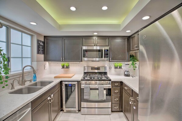 Apartment (2 Bedrooms) | Interior - Bright Burbank Condo < 2 Mi to Griffith Park! (Burbank)