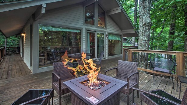 A wooden deck with outdoor furniture and a fire feature. - Cozy 'hillside Hideaway' in Wintergreen Resort! (Roseland)