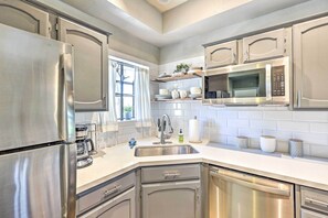 Apartment (2 Bedrooms) | Interior - Golf Course Views & Pool Access: Glendale Condo! (Glendale)