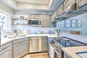 Apartment (2 Bedrooms) | Interior - Golf Course Views & Pool Access: Glendale Condo! (Glendale)