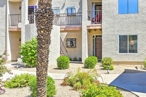 Apartment (2 Bedrooms) | Interior - Golf Course Views & Pool Access: Glendale Condo! (Glendale)