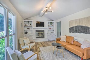 House (3 Bedrooms) | Front of property - Modern Boho Gem: Yard + 10 Mi to Baxter Arena (Omaha)