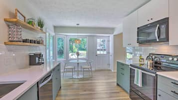 House (3 Bedrooms) | Private kitchen | Microwave, oven, stovetop, dishwasher