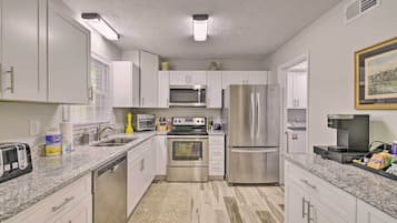 Apartment (2 Bedrooms) | Private kitchen | Microwave, oven, stovetop, dishwasher