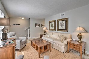 Télévision, cheminée, livres