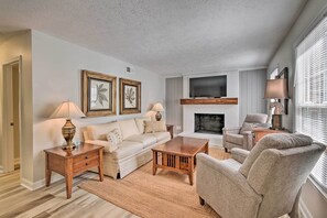 Apartament (2 Bedrooms) | Sala d'estar | Televisor, llar de foc i llibres