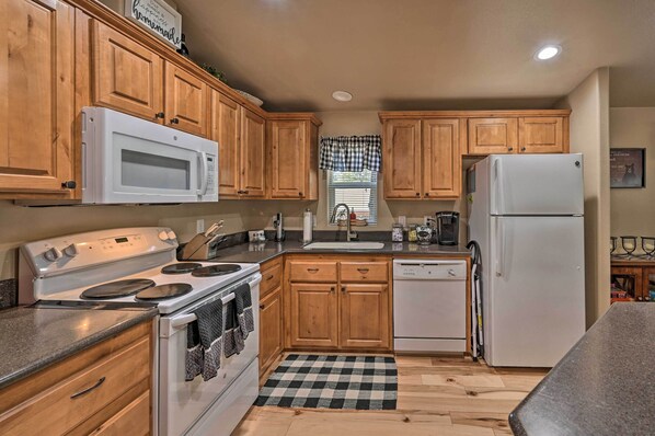 Interior - Near Hiking: Munds Park Cabin w/ Deck & Yard (Munds Park)