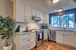 Microwave, oven, stovetop, dishwasher - New! Stylish Shoreline Townhome - Walk to E Line! (Shoreline)