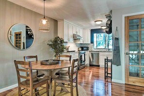 Dining - New! Stylish Shoreline Townhome - Walk to E Line! (Shoreline)