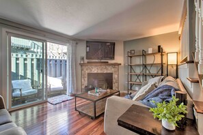 TV, fireplace - New! Stylish Shoreline Townhome - Walk to E Line! (Shoreline)