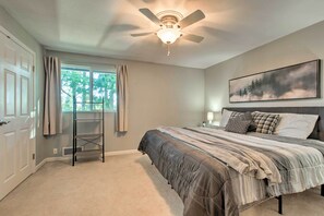 1 bedroom, bed sheets - New! Stylish Shoreline Townhome - Walk to E Line! (Shoreline)