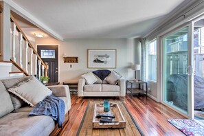 TV, fireplace - New! Stylish Shoreline Townhome - Walk to E Line! (Shoreline)