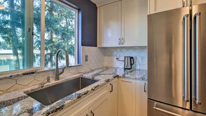 Micro-ondes, four, plaque de cuisson, lave-vaisselle