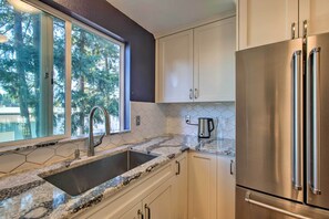 Microwave, oven, stovetop, dishwasher - New! Stylish Shoreline Townhome - Walk to E Line! (Shoreline)