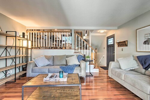 New! Stylish Shoreline Townhome - Walk to E Line!