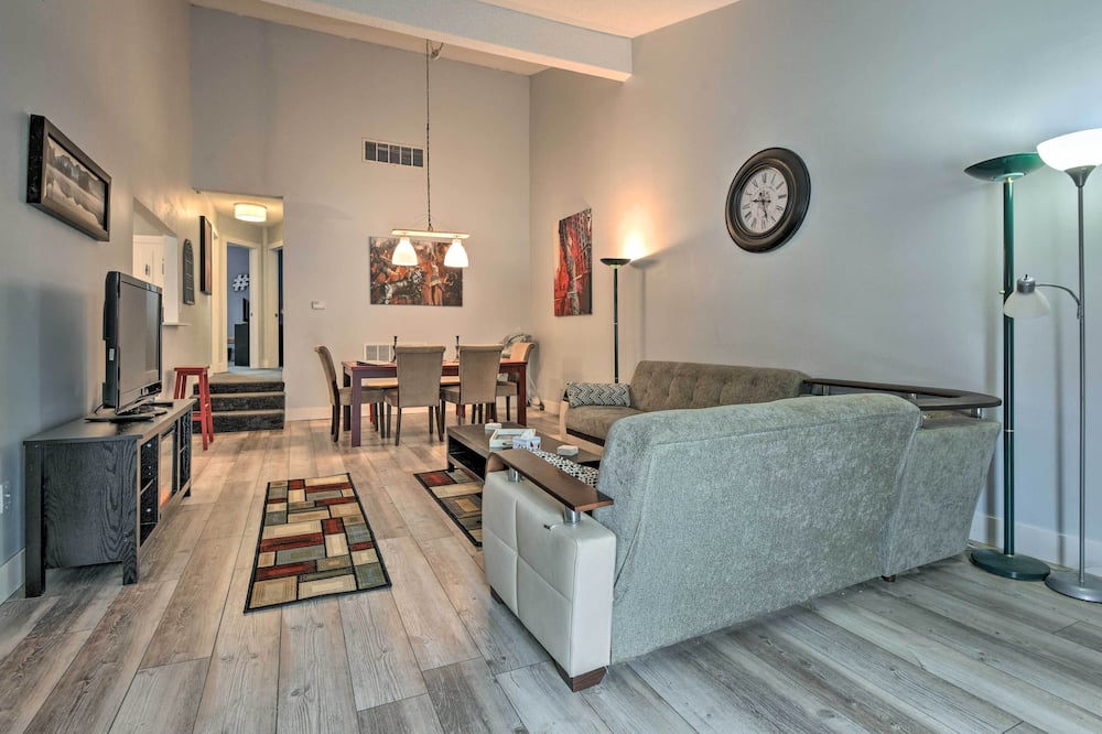Near Mt Airy Casino: Mount Pocono Condo w/ Balcony - Pocono Summit, PA