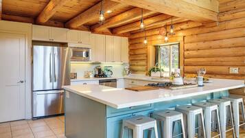 House (5 Bedrooms) | Interior