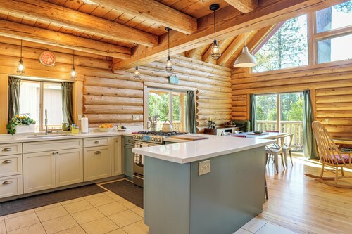 Walk to Pine Mountain Lake: Spacious Family Cabin