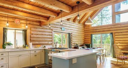 Walk to Pine Mountain Lake: Spacious Family Cabin