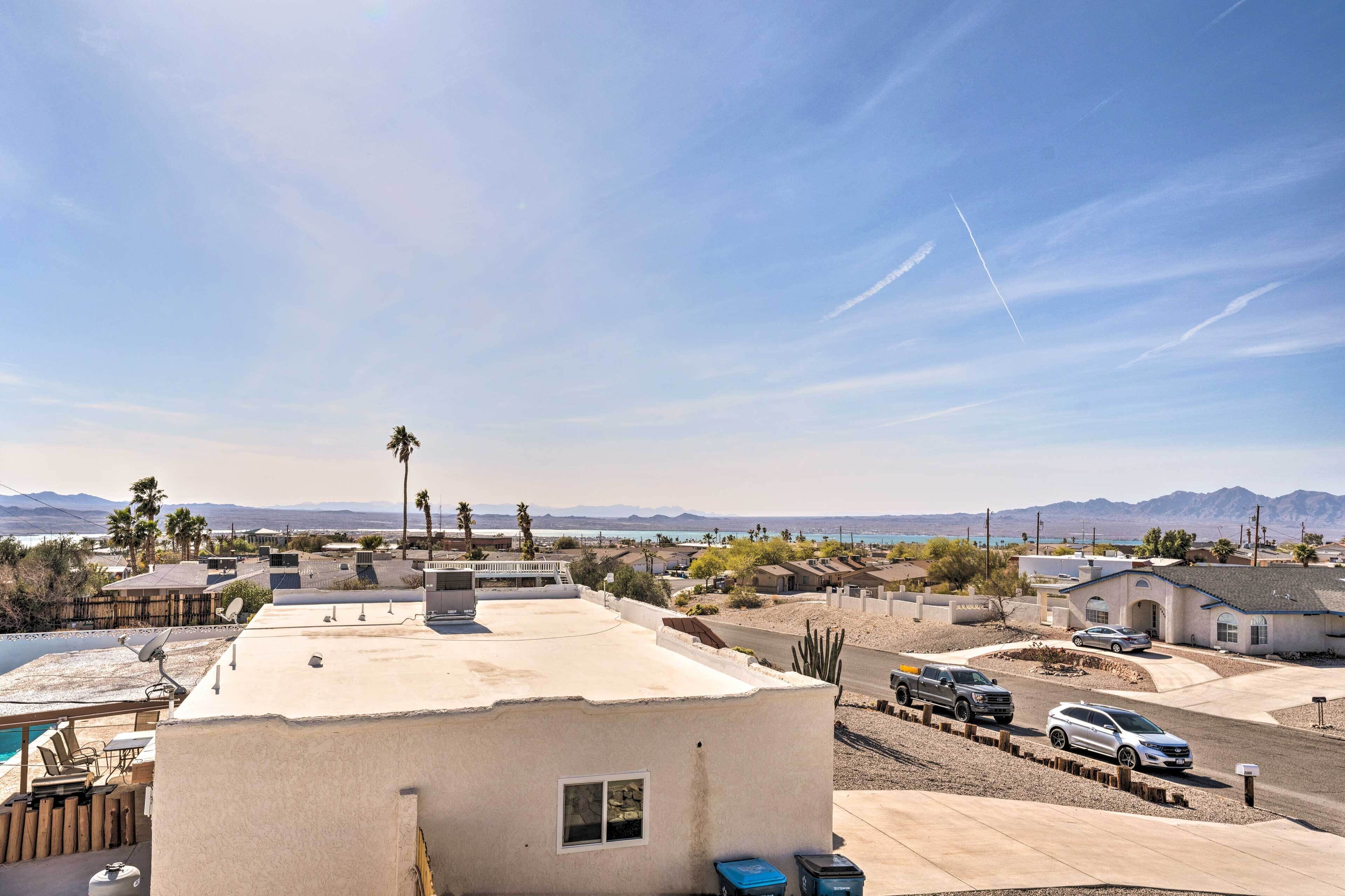Zona residencial con piscina, patio y vistas a las montañas.