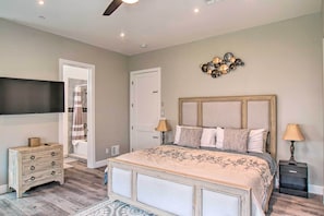 1 bedroom, iron/ironing board, bed sheets - New! Delightful Studio ~ 3 Mi to Lookout Mountain! (Phoenix)