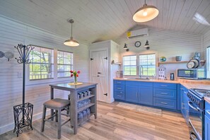 Cottage (1 Bedroom) | Interior - Landscape Views: Sweetwater Country Cottage! (Sweetwater)