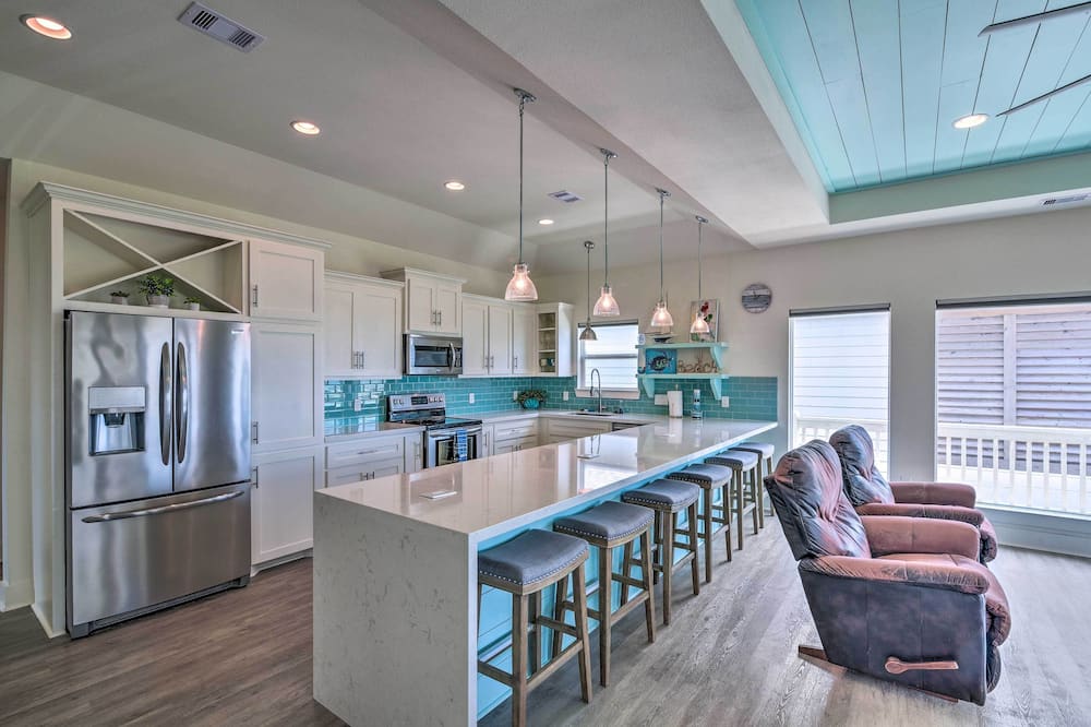 Walk to Ocean: Bright Crystal Beach House w/ Deck! - Crystal Beach, TX