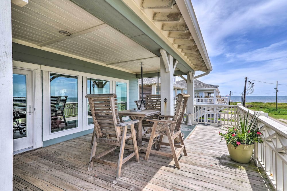 Walk to Ocean: Bright Crystal Beach House w/ Deck! - Crystal Beach