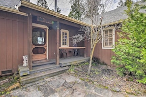 Ein Holzhaus mit Veranda, Tür und Fenster.