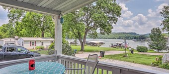Steps to Lake: Cheerful Camdenton Cottage!