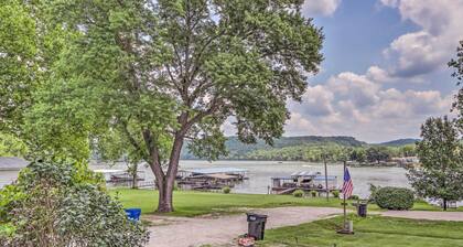 Steps to Lake: Cheerful Camdenton Cottage!