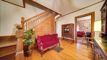 House (5 Bedrooms) | Interior